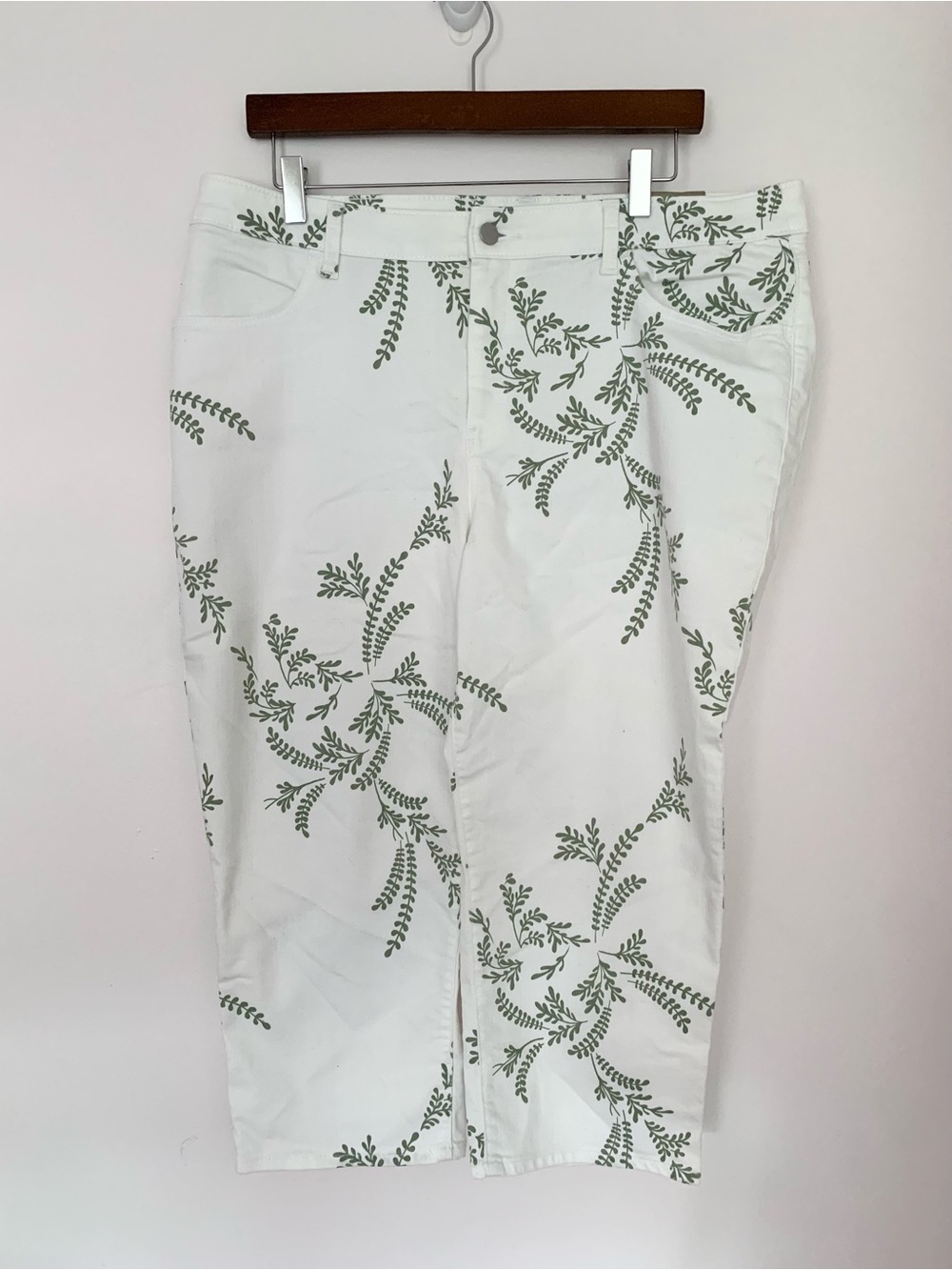 Chicos Summer Garden Girlfriend Capri Pants in Cypress Vine